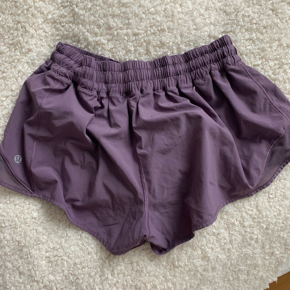 Lululemon Hotty Hot Low rise 2.5 inch short